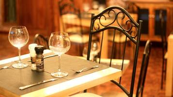 Se sirven desayunos, comidas, cenas y cocina local e internacional