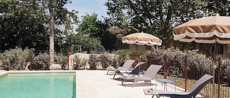 Piscine extérieure, parasols de plage, chaises longues