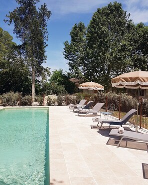 Piscina a l'aire lliure (horari: 09:00-19:00), para-sols i gandules 