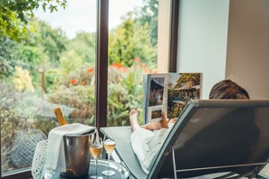 Sauna, bain à remous, massages des tissus profonds, massages suédois