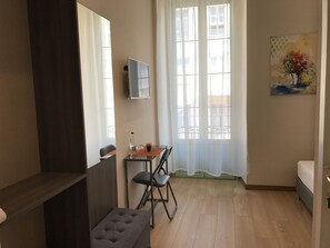 Double room with balcony, pedestrian  street view | Room amenity - Boutique Hotel Neptune Nice (Nice)