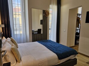 Chambre Double Exécutive, balcon | Literie de qualité supérieure, coffres-forts dans les chambres, bureau