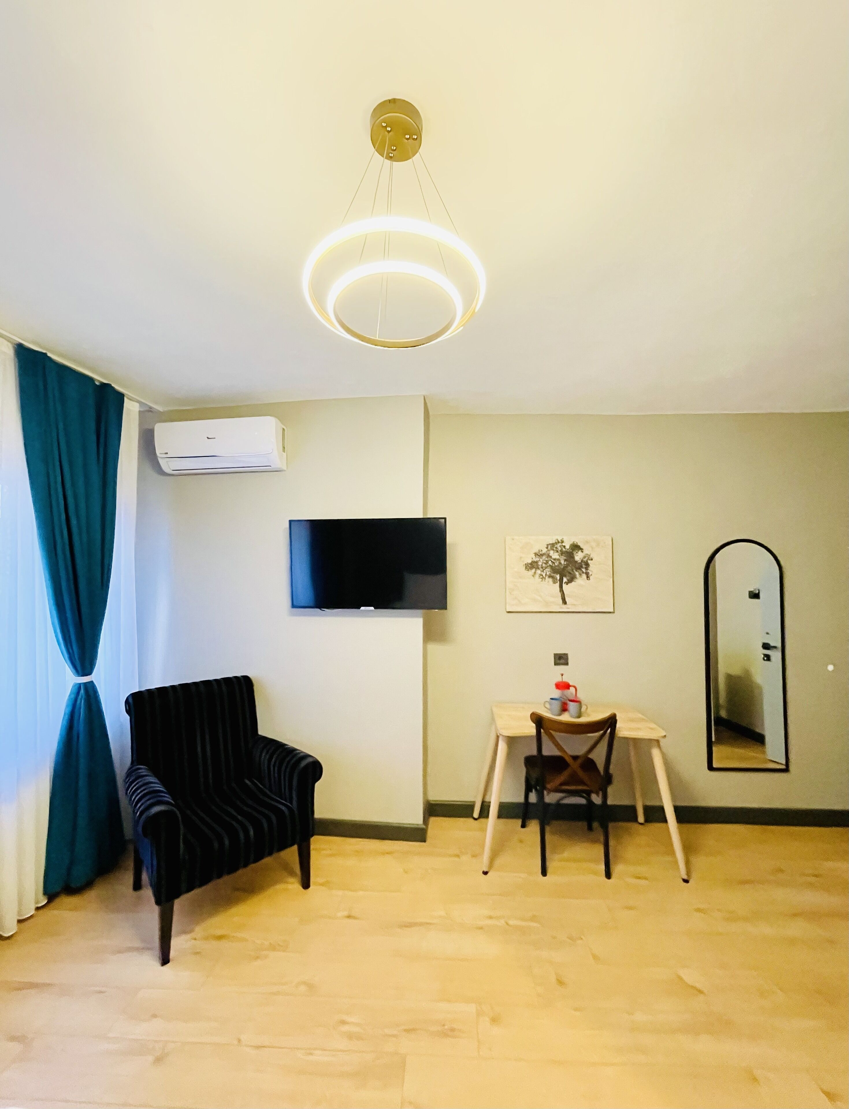 Escritorio y espacio para trabajar con laptop 