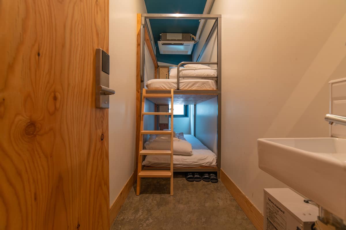 ツイン個室 BUNKベッド | 羽毛の掛け布団、セーフティボックス (室内)、WiFi (無料)、ベッドシーツ