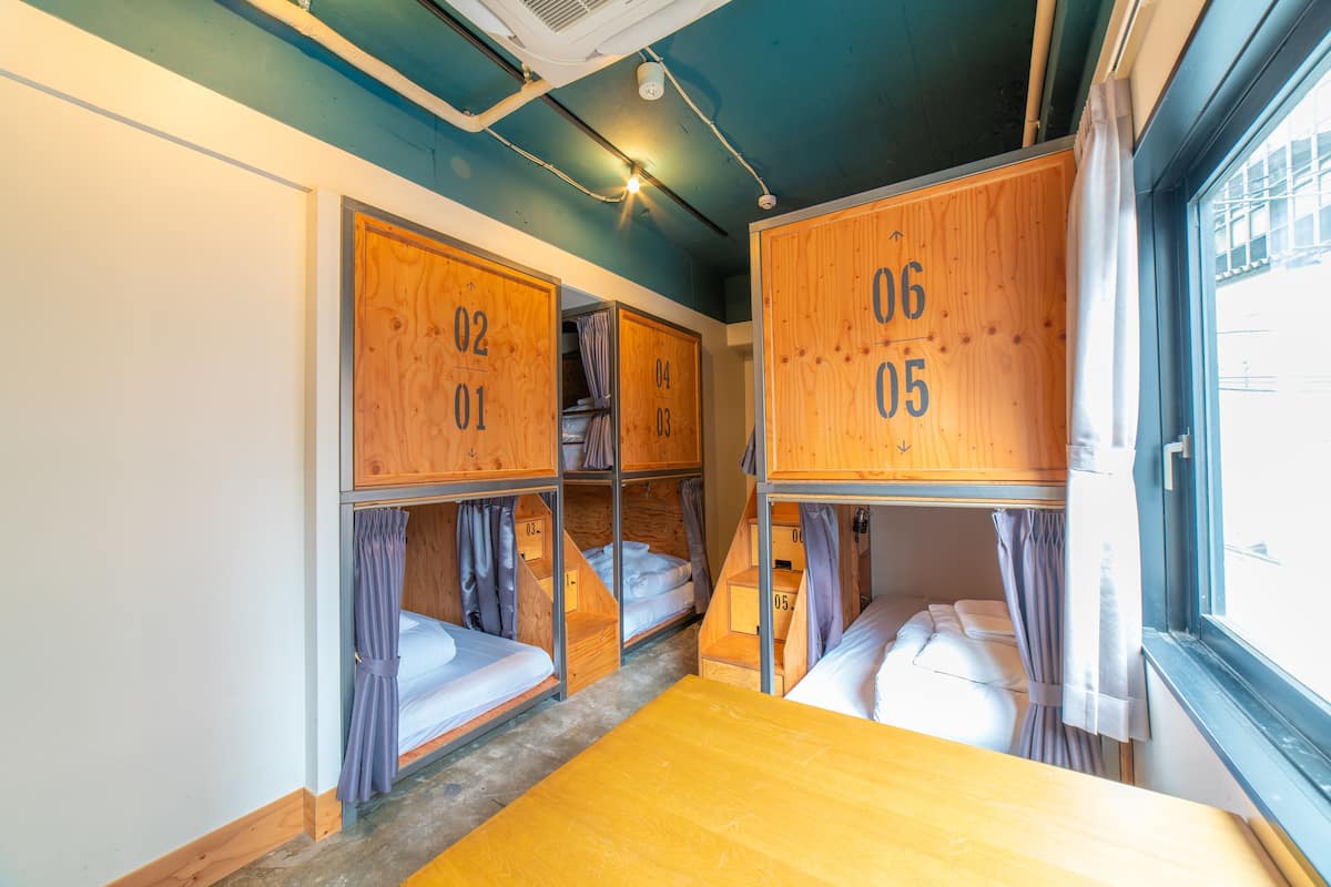 女性専用ドミトリー BUNKベッド6名用 | 羽毛の掛け布団、セーフティボックス (室内)、WiFi (無料)、ベッドシーツ