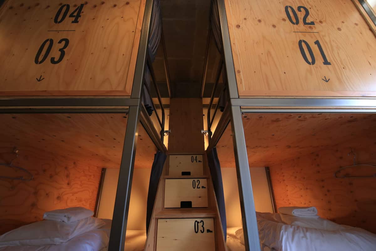 男女混合ドミトリー BUNKベッド | 羽毛の掛け布団、セーフティボックス (室内)、WiFi (無料)、ベッドシーツ