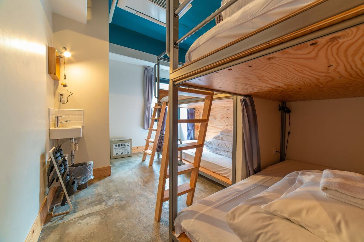個室BUNKベッド 4名用 | 羽毛の掛け布団、セーフティボックス (室内)、WiFi (無料)、ベッドシーツ