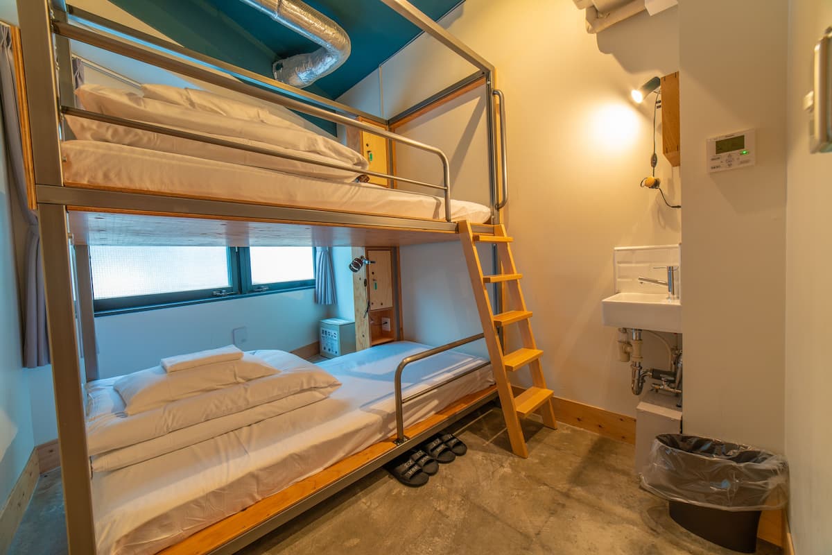 スペーシャスツイン個室 BUNKベッド | 羽毛の掛け布団、セーフティボックス (室内)、WiFi (無料)、ベッドシーツ