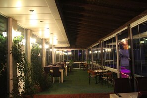 Café da manhã, almoço e jantar; culinária internacional 