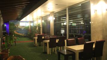 Se sirven desayunos, comidas, cenas y cocina internacional