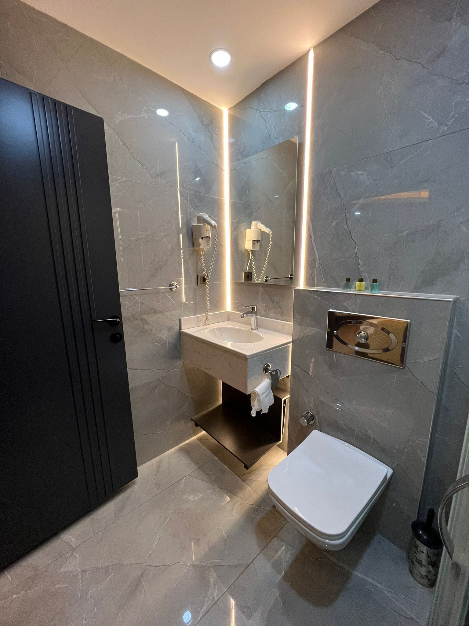 deluxe room | bathroom | shower, eco-friendly toiletries, hair dryer, slippers