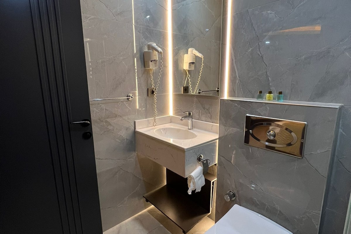 deluxe room | bathroom | shower, eco-friendly toiletries, hair dryer, slippers