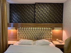 Economy-Doppelzimmer | Allergikerbettwaren, Minibar, Zimmersafe, individuell dekoriert