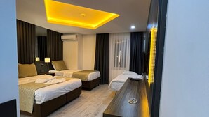 デラックス ルーム | 低刺激性寝具、ミニバー、セーフティボックス (室内)、デスク