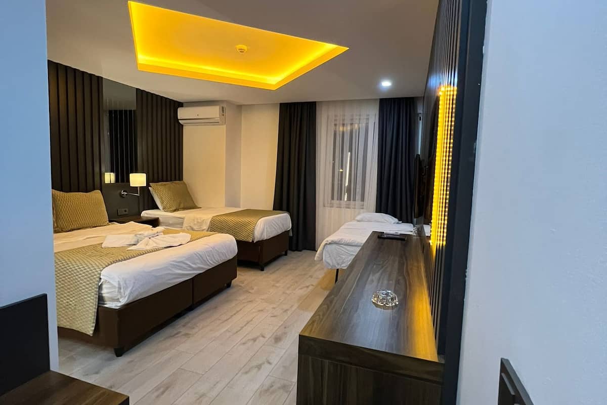 deluxe room | hypo-allergenic bedding, minibar, in-room safe, individually decorated