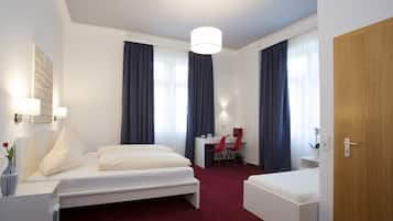Dreibettzimmer | Schreibtisch, Babybetten, Zustellbetten, kostenloses WLAN