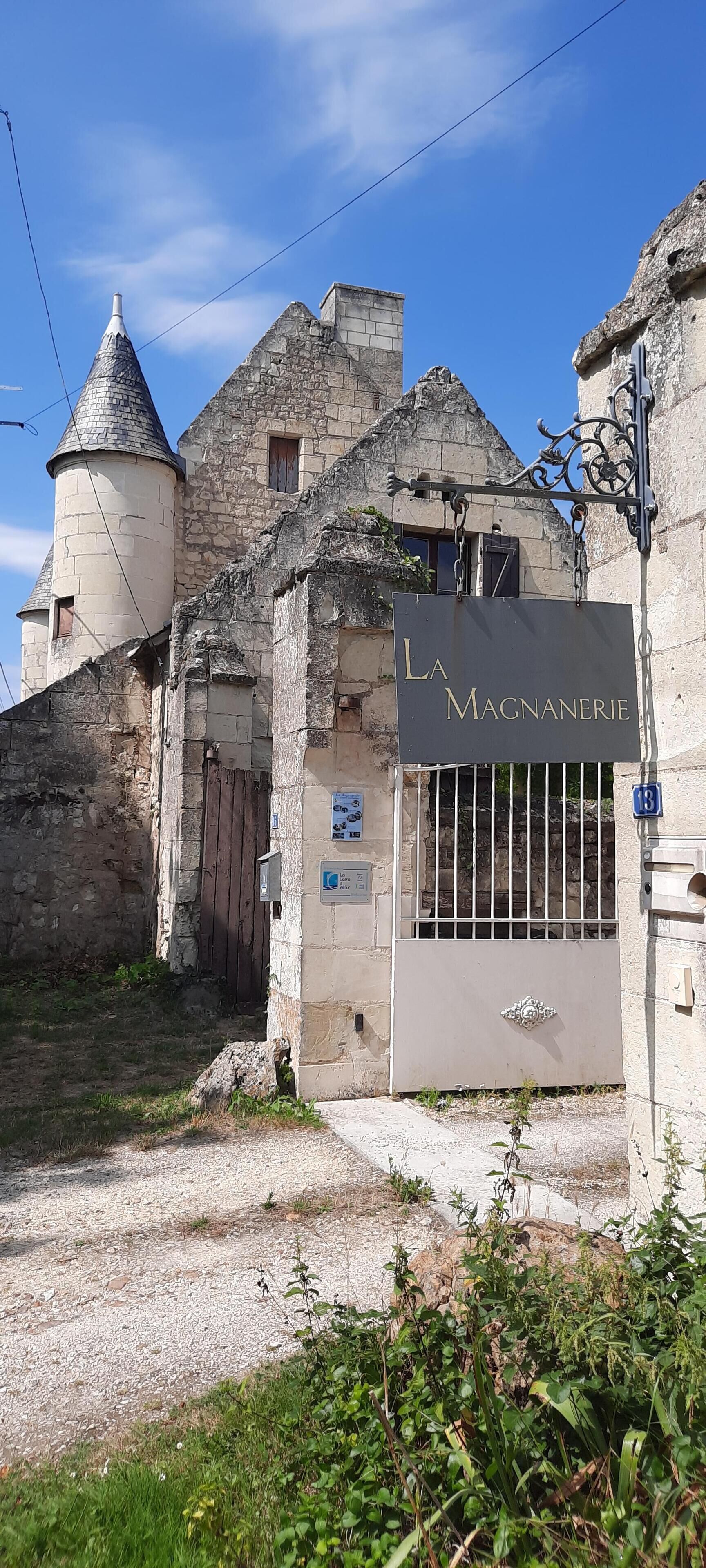 Un bâtiment historique en pierre, sur lequel on peut lire l’inscription « L’AGNANERIE ».