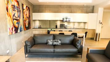 Apartamento, 2 quartos | Área de estar | TV de tela plana, lareira