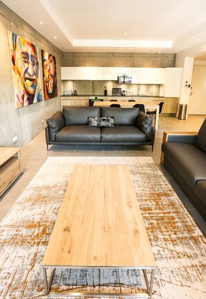 อพาร์ทเมนท์, 2 ห้องนอน | บริเวณนั่งเล่น | ทีวีจอแบน, เตาผิง