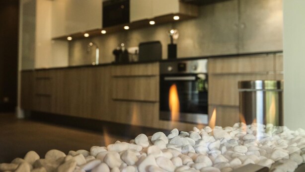 A modern kitchen with a built-in oven and a stone countertop. - Le Kube Annecy Appartements De Luxe (Annecy)