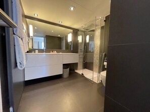 Superior Apartment, 2 Bedrooms | Bathroom - Résidence Carlton Riviera (Cannes)
