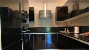 高级公寓, 1 间卧室 | 私人厨房 | 意式浓缩咖啡机、茶具/咖啡用具、大冰箱、微波炉
