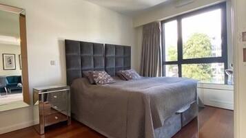 Apartemen, 1 kamar tidur | Seprai premium, brankas, meja kerja, dan kedap suara