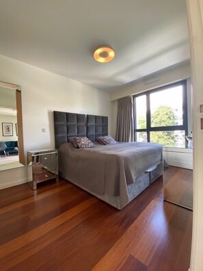 Lägenhet - 1 sovrum | Sängtillbehör av högsta kvalitet och värdeförvaringsskåp på rummet