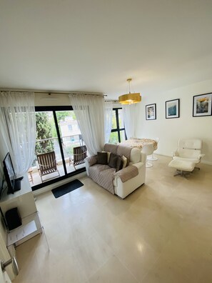 Apartment, 1 Bedroom | Living area | Flat-screen TV - Résidence Carlton Riviera (Cannes)