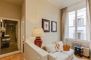 Standard Double or Twin Room | Living area | 32-inch LCD TV with digital channels, TV - Relais Tosinghi (Florence)