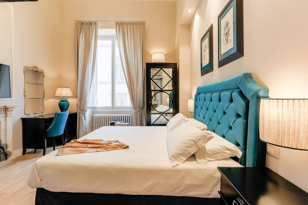 Standard Double Room, 1 Katil Ratu (Queen), City View | Peralatan tempat tidur premium, bar mini, peti besi dalam bilik, meja 