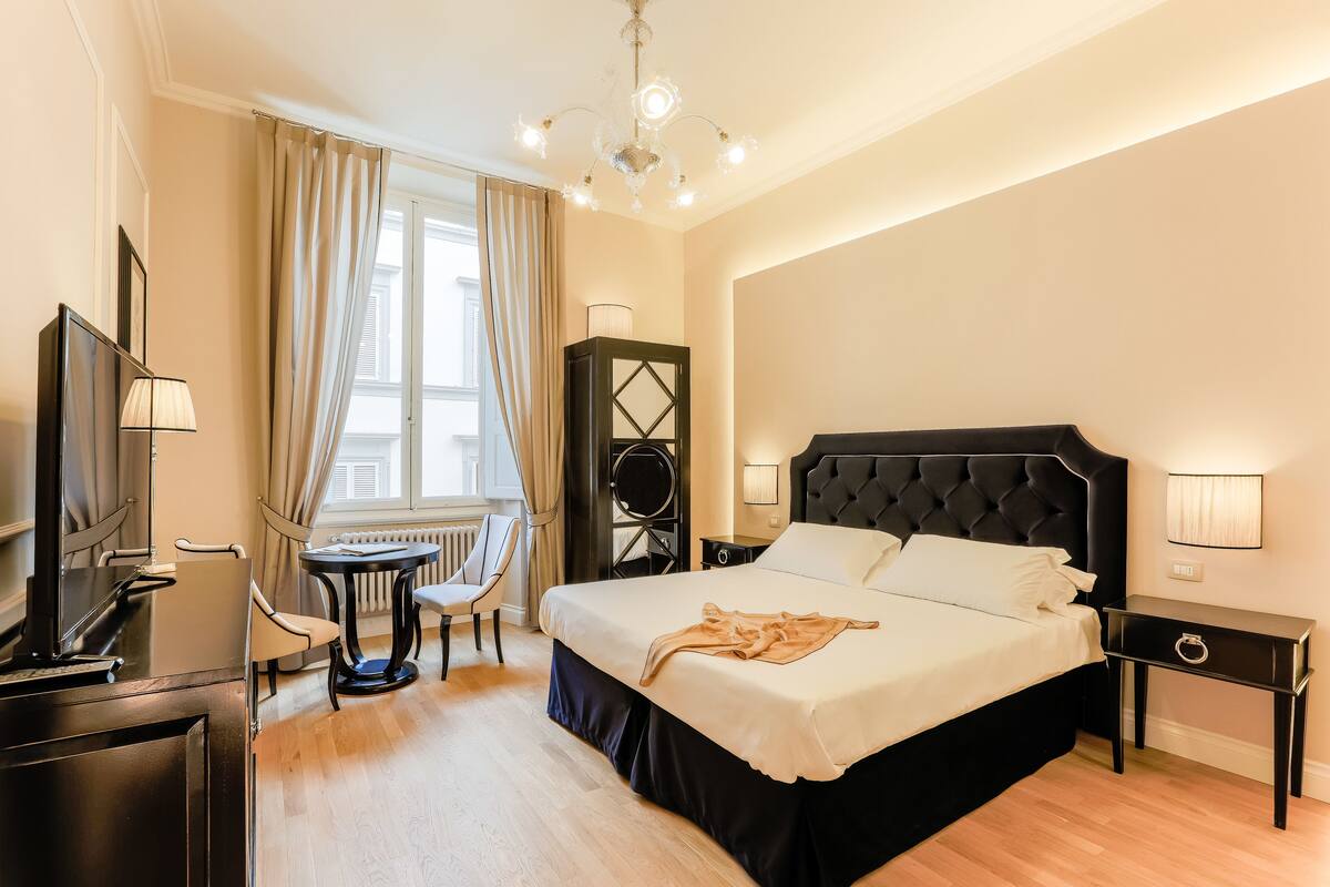 Standard Double or Twin Room | Peralatan tempat tidur premium, bar mini, peti besi dalam bilik, meja 