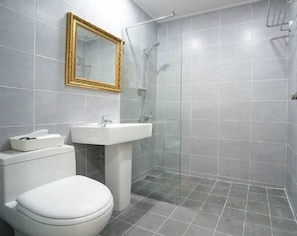 Tilda (4 persons) | Bathroom | Shower, free toiletries, hair dryer - Tilda House (Jeju City)