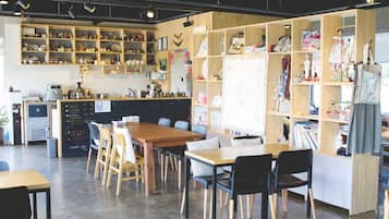 Daily full breakfast (KRW 5000 per person)