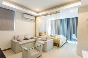 Deluxe Double Room | Desk, blackout curtains, free WiFi - CA&SA Service Apartment (Phnom Penh)