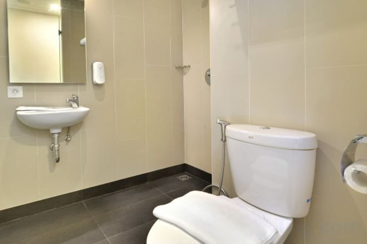 Douche, articles de toilette gratuits, sèche-cheveux, chaussons