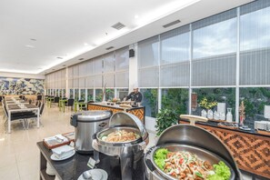 Serveert ontbijt, lokale gerechten