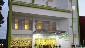 Un hôtel au design moderne, caractérisé par une palette de couleurs dominante en vert et en blanc.