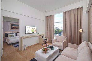 Habitación junior (Suite) | Zona de estar | Televisión LCD de 29 pulgadas con canales por cable, una televisión