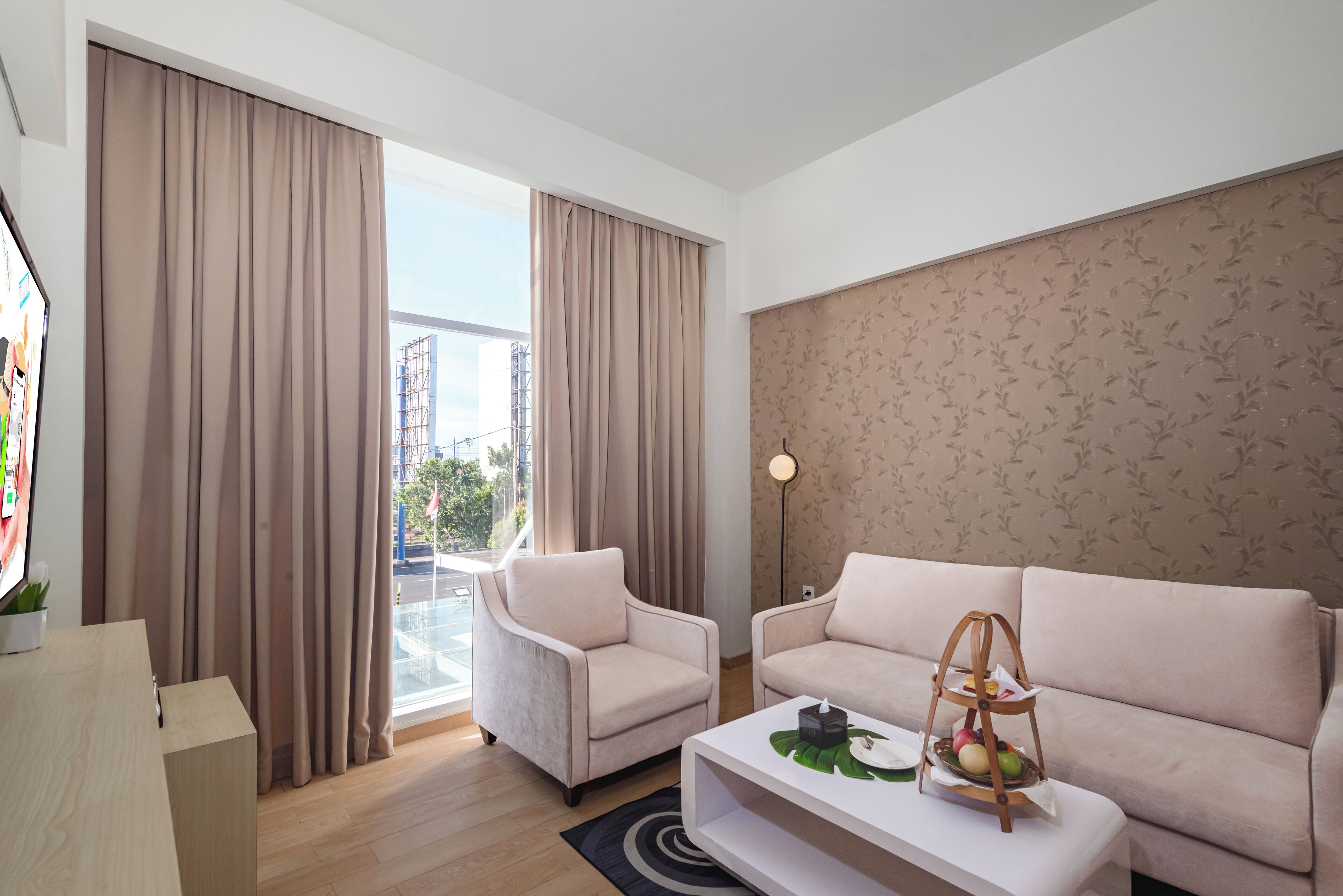 Suite Room | Living area | 29-inch LCD TV with cable channels, TV