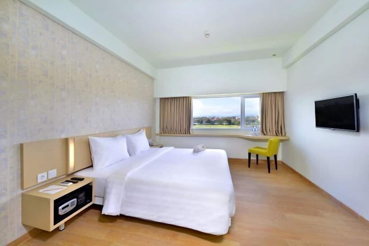 Desk, free WiFi, bed sheets