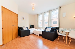 Deluxe Apartment, 2 Bedrooms | Living room