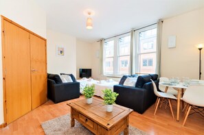 Living room - Voussoir Apartments (Leeds)