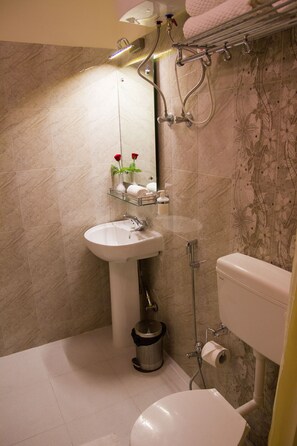 Shower, free toiletries, hair dryer, towels - Hotel Shoolin Grand (Guwahati)