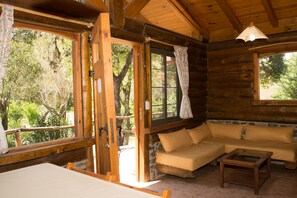 Family Cabin, 2 Bedrooms (Troncos) | Living area