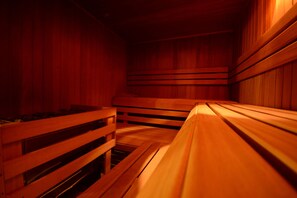 A sauna with wooden benches and walls. - Hotel Tauernglöckl (Tweng)