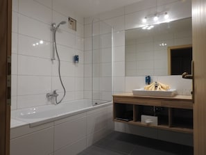Apartment (E) | Bathroom | Free toiletries, hair dryer, towels - Hotel Tauernglöckl (Tweng)