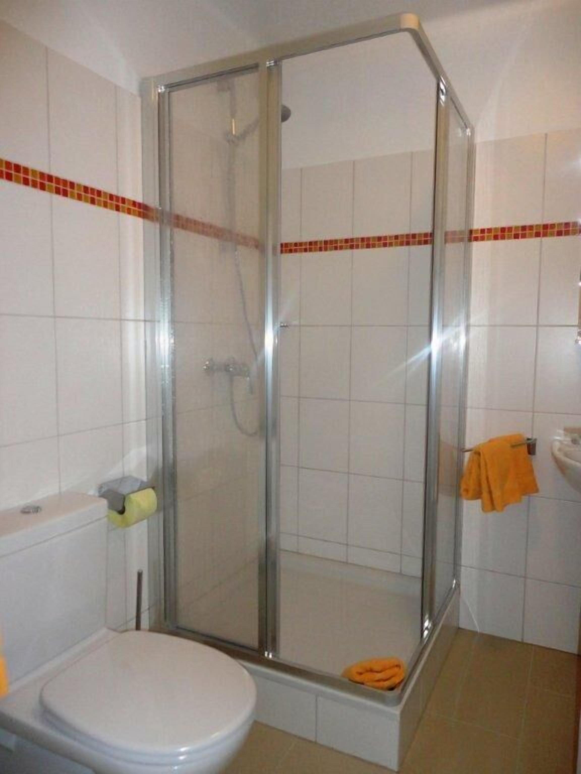 apartmenthaus mitteregg (m7) | bathroom | free toiletries, hair dryer, towels