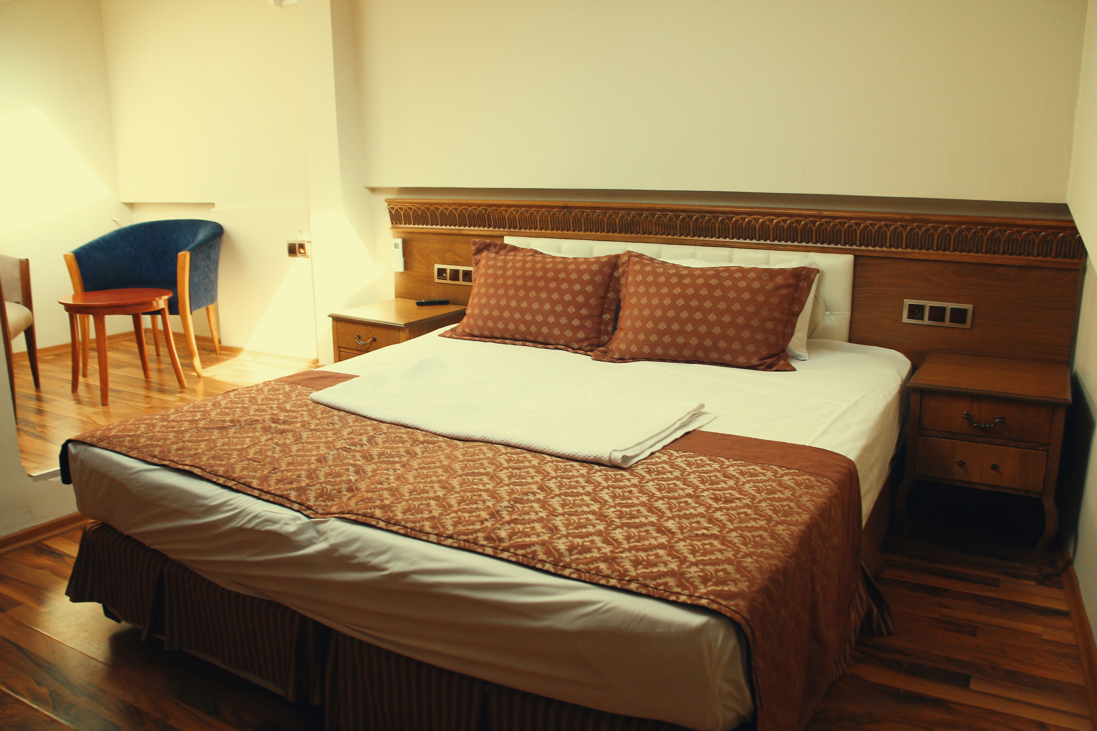 family room | egyptian cotton sheets, premium bedding, in-room safe, desk