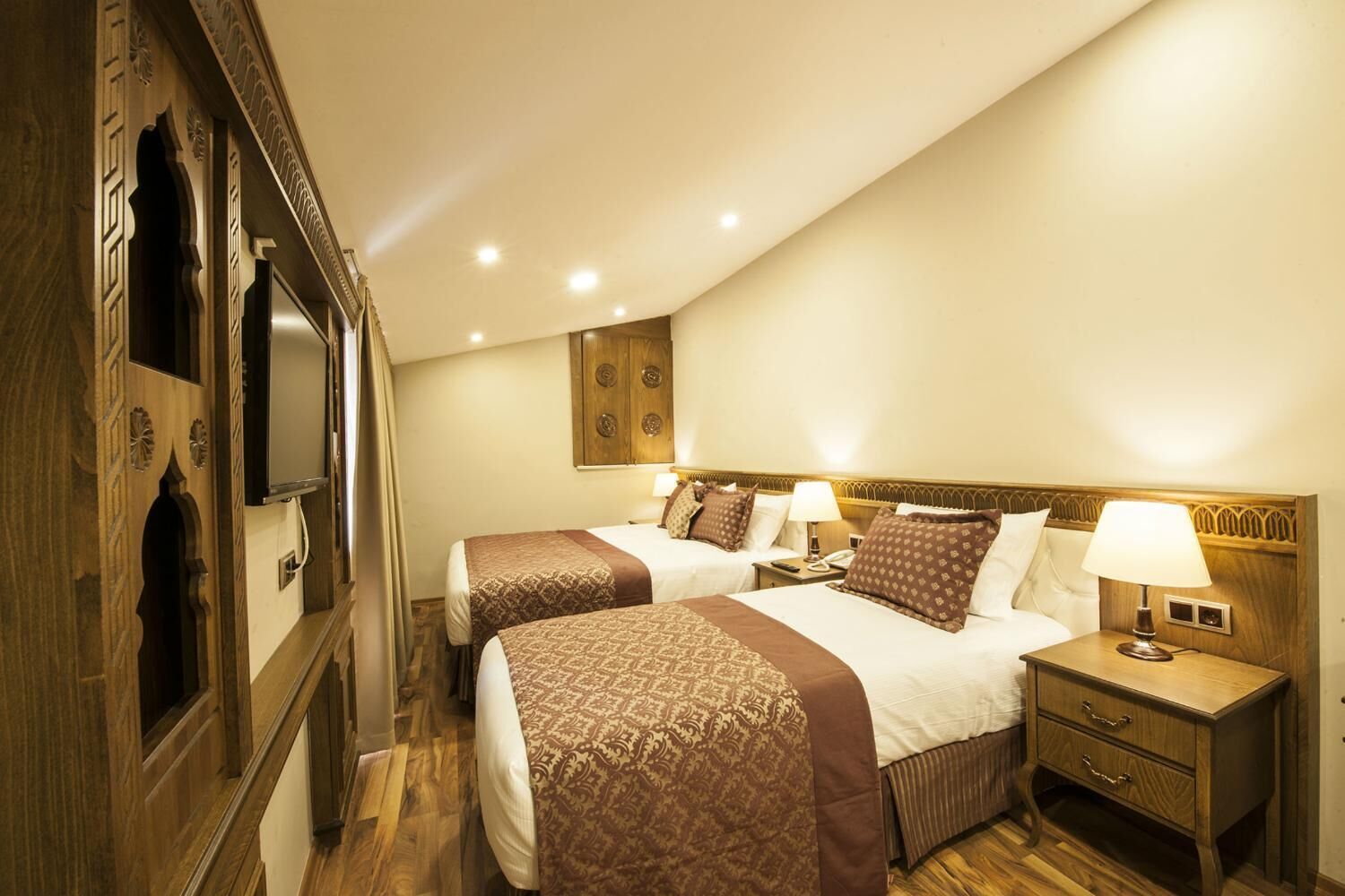 triple room | egyptian cotton sheets, premium bedding, in-room safe, desk